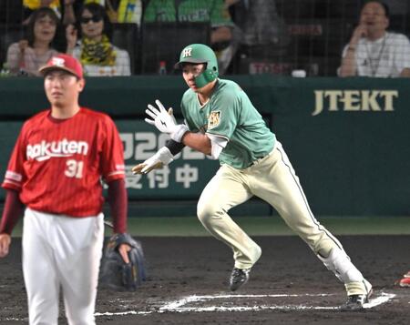 ６回、適時打を放つ立石（撮影・飯室逸平）