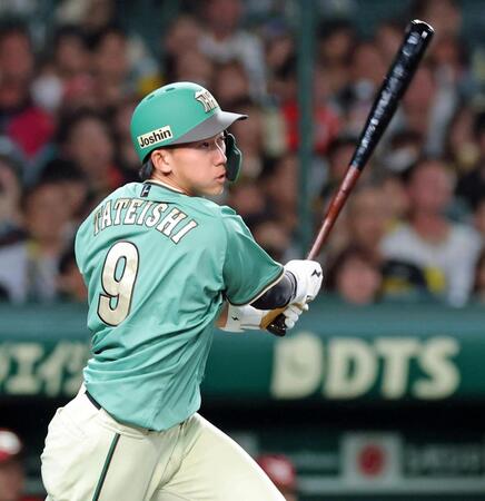 ６回、右前へ適時打を放つ立石（撮影・立川洋一郎）