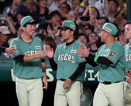 高橋（中央）は７勝目を飾り、ナインの祝福に笑顔を見せる（撮影・山口登）