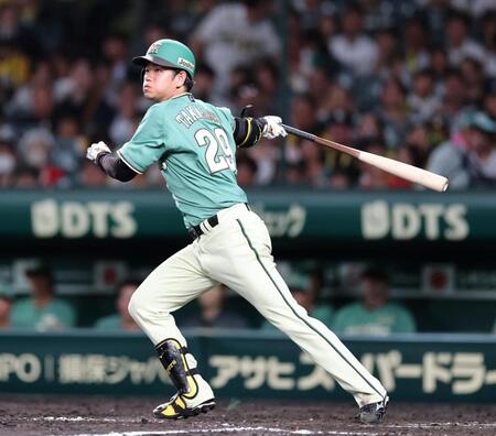５回、左前打を放つ高橋（撮影・山口登）