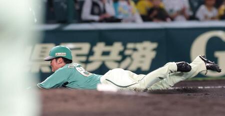 ６回、伏見の遊ゴロで三塁へ滑り込む一走・高寺（撮影・立川洋一郎）