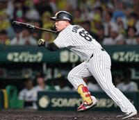 ５回、適時打を放つ嶋村（撮影・田中太一）