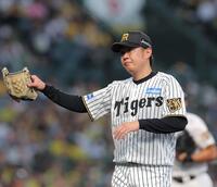 ２回を投げ終えベンチに戻る西勇（撮影・西田忠信）