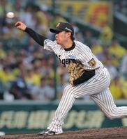 力投する先発の西勇（撮影・西田忠信）