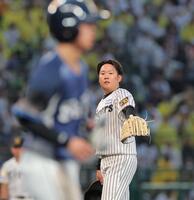 ３回、死球を与えた滝沢（手前）に声をかける西勇（撮影・西田忠信）