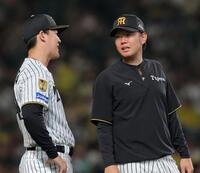 ８回、ベンチ前でナインを迎える木下（左）と西勇（撮影・西田忠信）