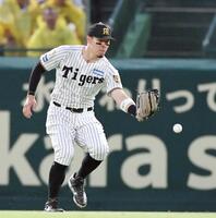 　４回、西川の打球をファンブルする佐藤輝（撮影・田中太一）