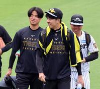 グラウンド入りする（左から）高橋、才木、村上（撮影・山口登）