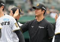 ソフトバンクに勝利し、ナインとハイタッチをかわす岡留（撮影・坂部計介）