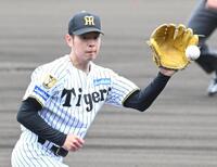 １回、ピッチャー返しをつかむ下村（撮影・高部洋祐）