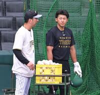 藤川監督（左）からアドバイスを受ける立石（撮影・飯室逸平）