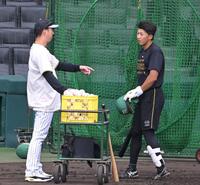 藤川監督（左）からアドバイスを受ける立石（撮影・飯室逸平）