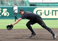 ノックの打球を追う立石（撮影・山口登）
