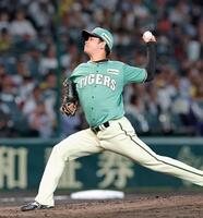 楽天打線を相手に力投する高橋（撮影・立川洋一郎）