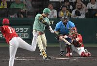 ５回、左前打を放つ高橋（撮影・飯室逸平）
