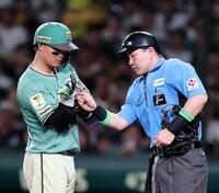 ５回、森下は死球を受けたところを須山球審に確認してもらう（撮影・山口登）