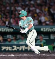 ６回、右前に適時打を放つ立石（撮影・山口登）