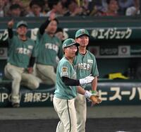 ６回、適時打を放ち、塁上で手を叩く立石（撮影・飯室逸平）