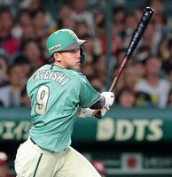 ６回、右前へ適時打を放つ立石（撮影・立川洋一郎）