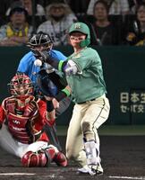 ５回、死球を受ける森下（撮影・飯室逸平）