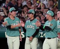 高橋（中央）は７勝目を飾り、ナインの祝福に笑顔を見せる（撮影・山口登）