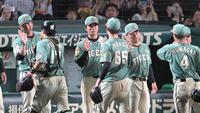 湯浅からウイニングボールを受け取る高橋（撮影・飯室逸平）