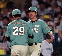 藤川監督は笑顔で高橋を祝福する（撮影・山口登）