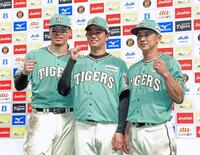 ヒーローインタビューを終えて記念写真に納まる（左から）佐藤輝、高橋、熊谷（撮影・立川洋一郎）