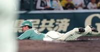 ６回、伏見の遊ゴロで三塁へ滑り込む一走・高寺（撮影・立川洋一郎）