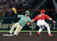 ４回、盗塁を決める森下（撮影・山口登）