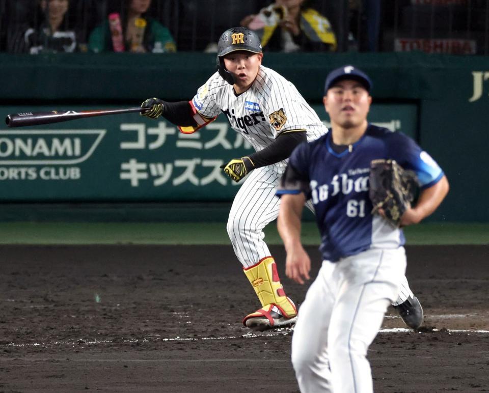 ５回、中前に適時打を放つ嶋村（投手・平良）＝撮影・山口登