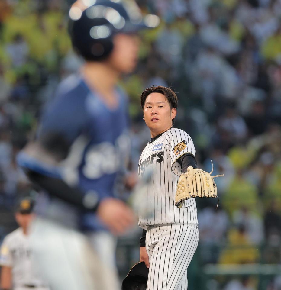 ３回、死球を与えた滝沢（手前）に声をかける西勇（撮影・西田忠信）