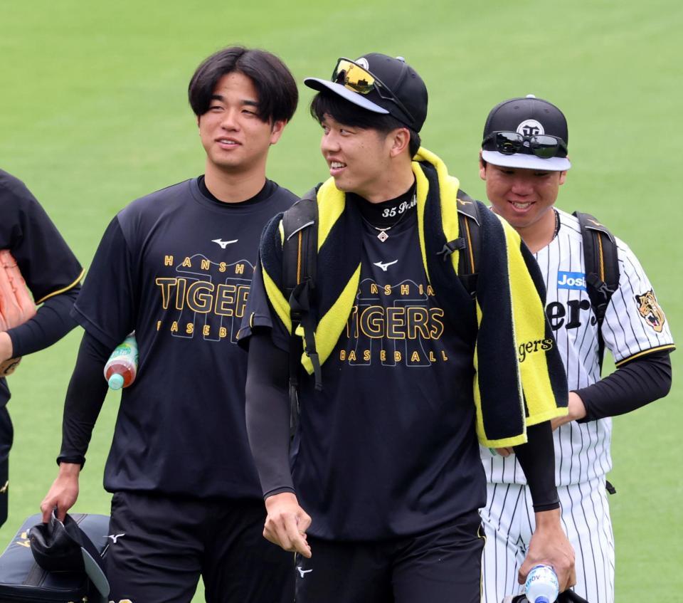 グラウンド入りする（左から）高橋、才木、村上（撮影・山口登）