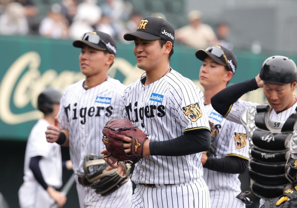 ７回、２死満塁のピンチを凌ぎ、笑顔でベンチに戻る岡留（中央）＝撮影・坂部計介