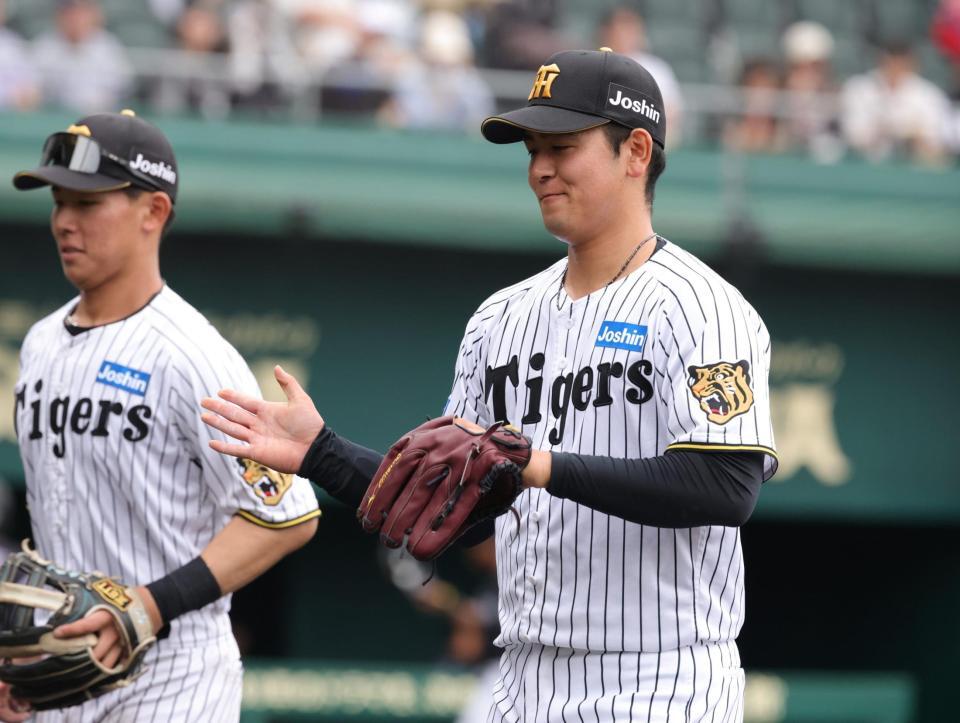 ６回１イニングを無失点に抑え、グラブをたたきながらベンチに戻る岡留（撮影・坂部計介）