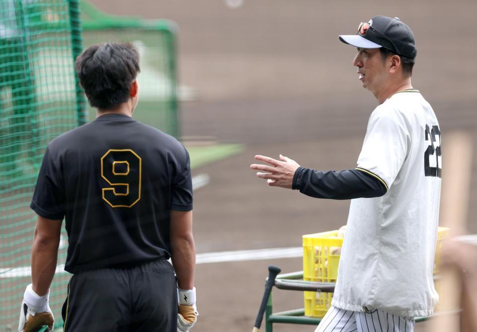 立石（左）に打撃のアドバイスをする藤川監督（撮影・立川洋一郎）