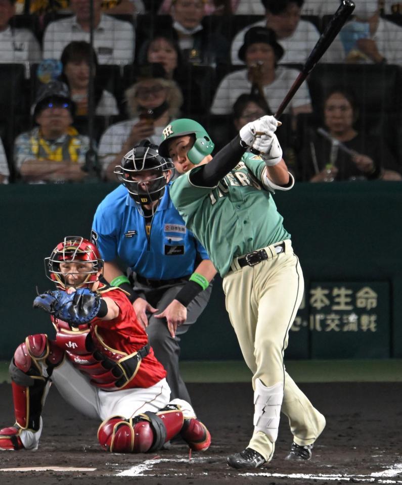 ６回、適時打を放つ立石（撮影・飯室逸平）