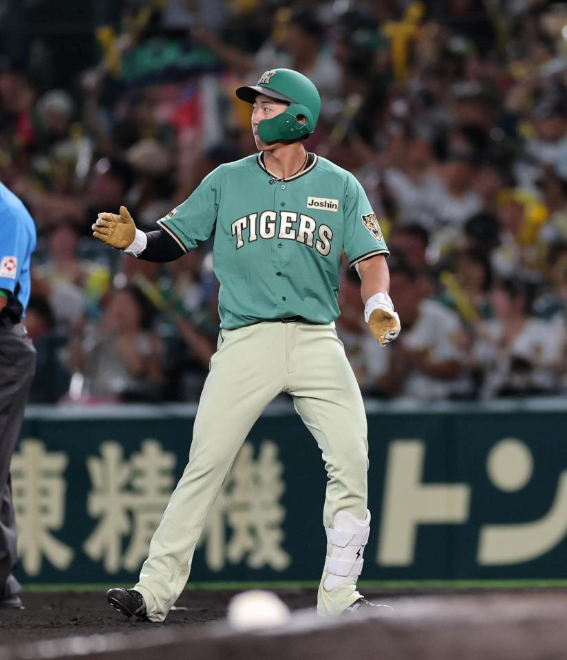 ６回、適時打を放ち手を叩く立石（撮影・山口登）