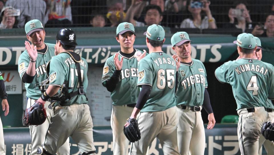 湯浅からウイニングボールを受け取る高橋（撮影・飯室逸平）