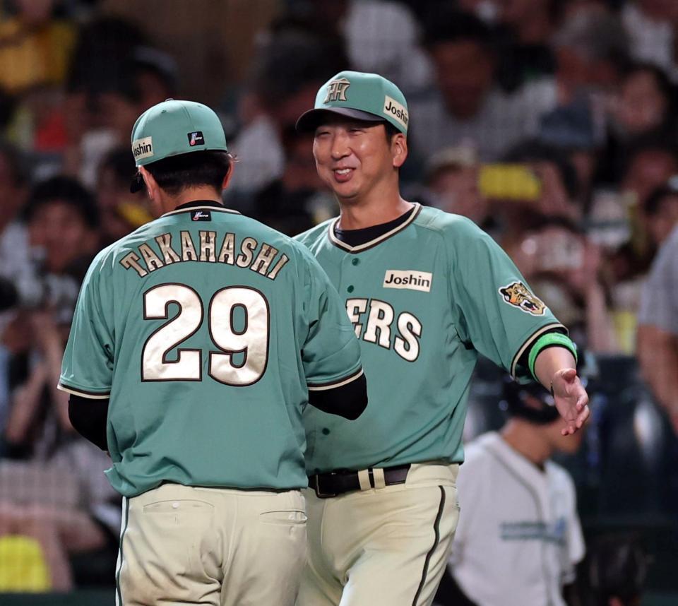 藤川監督は笑顔で高橋を祝福する（撮影・山口登）