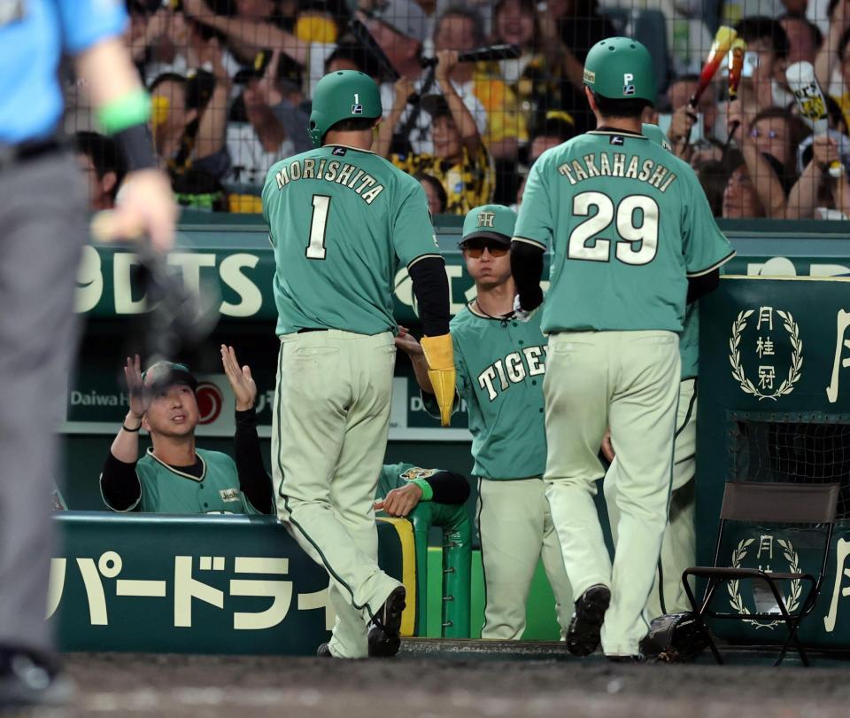 ５回、藤川監督（左）は生還した森下と高橋を迎える（撮影・山口登）