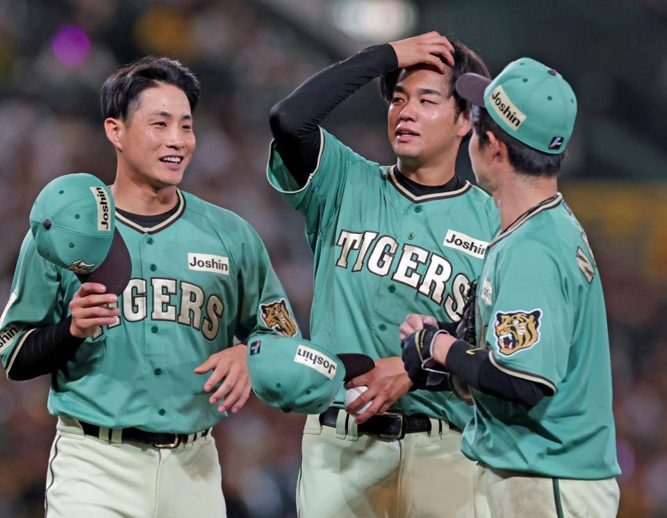 ウイニングボールを手に笑顔を見せる高橋（中央）＝撮影・立川洋一郎