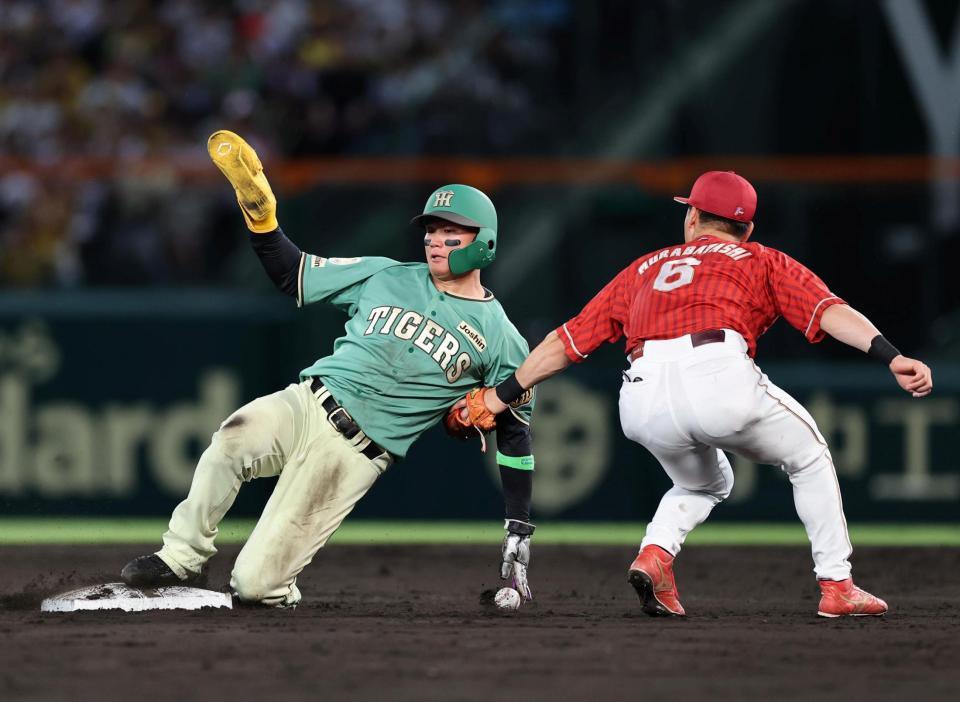 ４回、盗塁を決める森下（撮影・山口登）