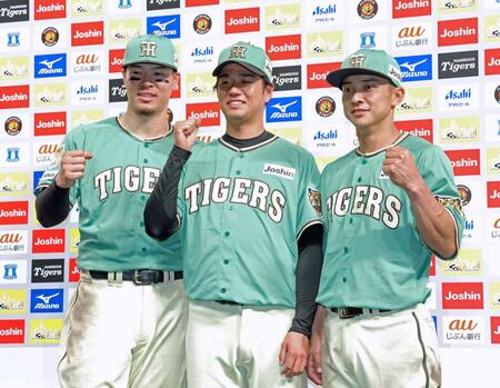 　ヒーローインタビューを終えて記念写真に納まる（左から）佐藤輝、高橋、熊谷（撮影・立川洋一郎）