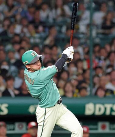 　６回、右前へ適時打を放つ立石