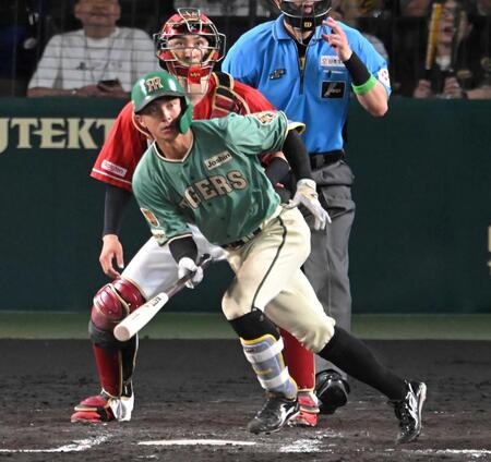 　７回、走者一掃の適時二塁打を放つ熊谷