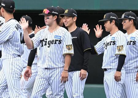 オリックスに勝利し、ナインとタッチを交わす下村（中央）＝撮影・高部洋祐