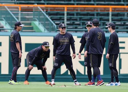 １軍に合流した前川（中央）＝撮影・山口登