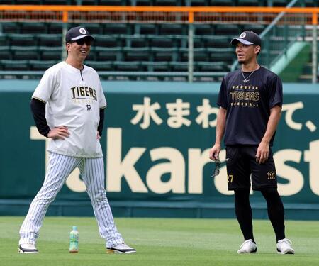 藤川監督（左）にあいさつする伊藤将（撮影・山口登）