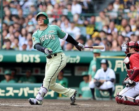 ５回、空振り三振に倒れる森下（撮影・山口登）